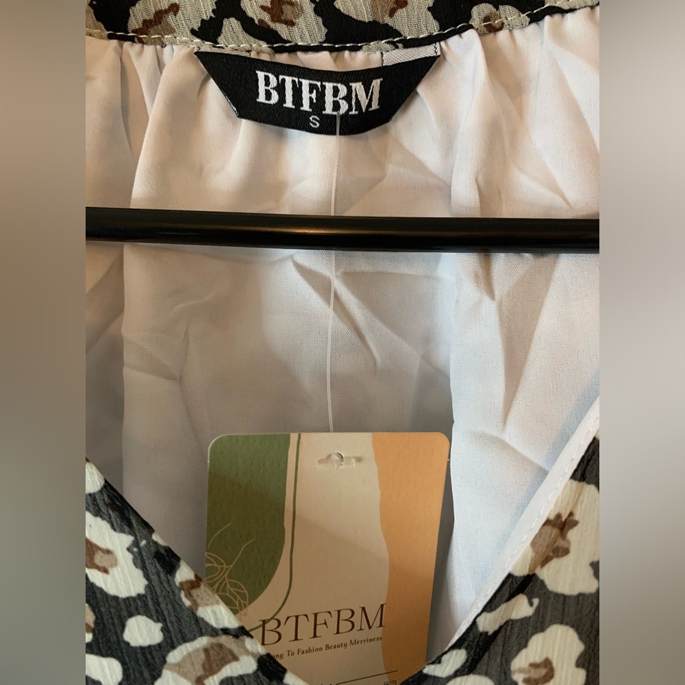 NWT V Neck Flutter Sleeve Light Weight Animal Print Top - Picture 9 of 9